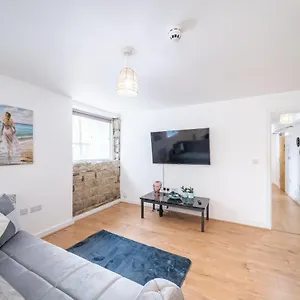 Bv Charming With Free Private Parking, 10 Minutes From Town Centre Apartment Leeds (West Yorkshire)